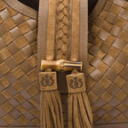 BOLSA HOBO TRESSÊ GRANDE CAMURÇA CAVIAR AVELÃ