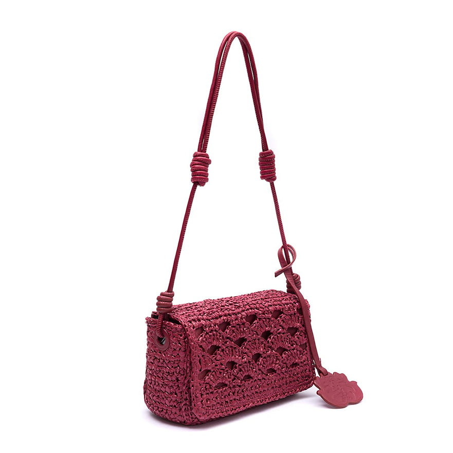 BOLSA  FLAP  PEQUENA MONOGRAMA CROCHÊ CHERRY/RAFIA BURGUNDY
