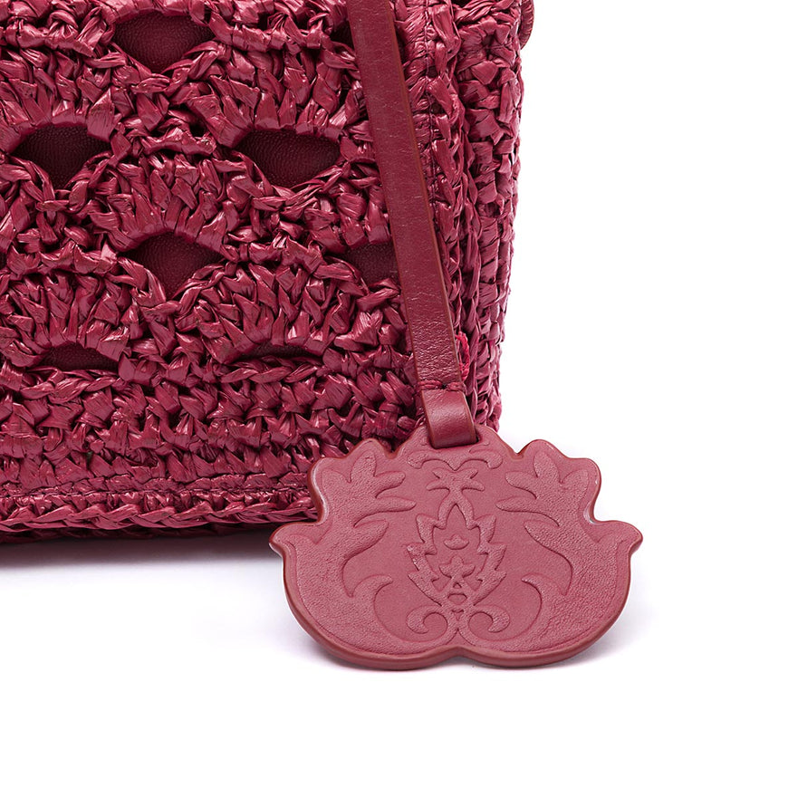 BOLSA  FLAP  PEQUENA MONOGRAMA CROCHÊ CHERRY/RAFIA BURGUNDY