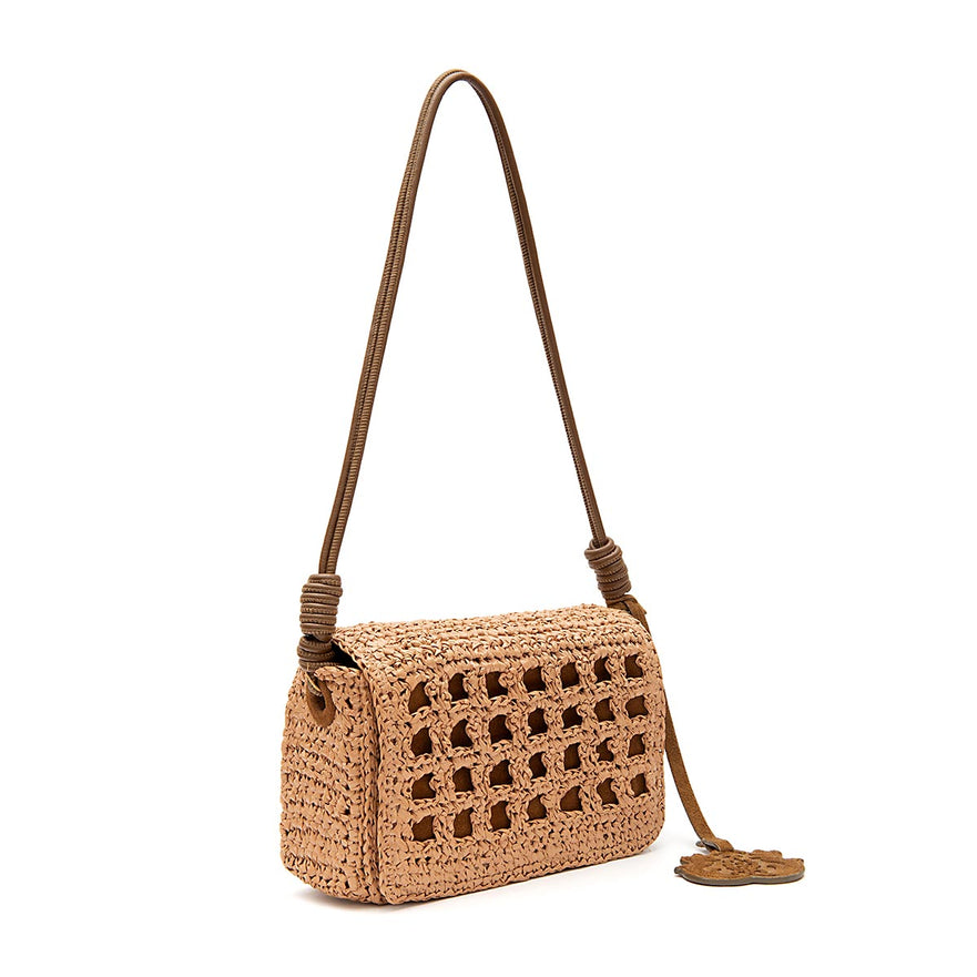 BOLSA FLAP IARA MEDIA CROCHE CAFÉ LEITE