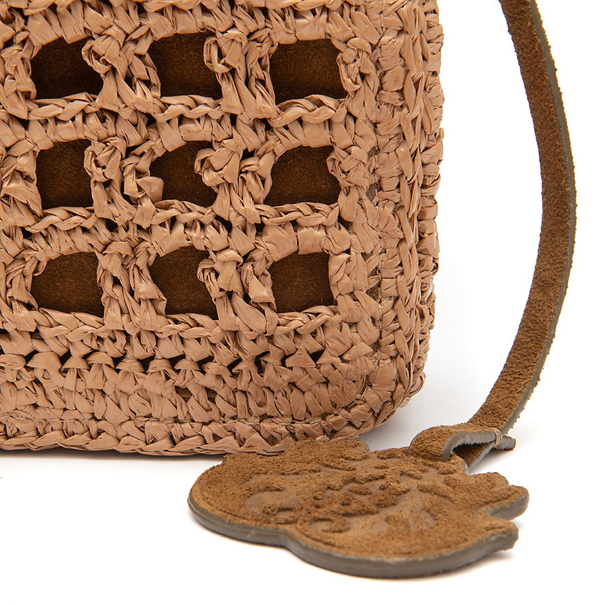 BOLSA FLAP IARA MEDIA CROCHE CAFÉ LEITE