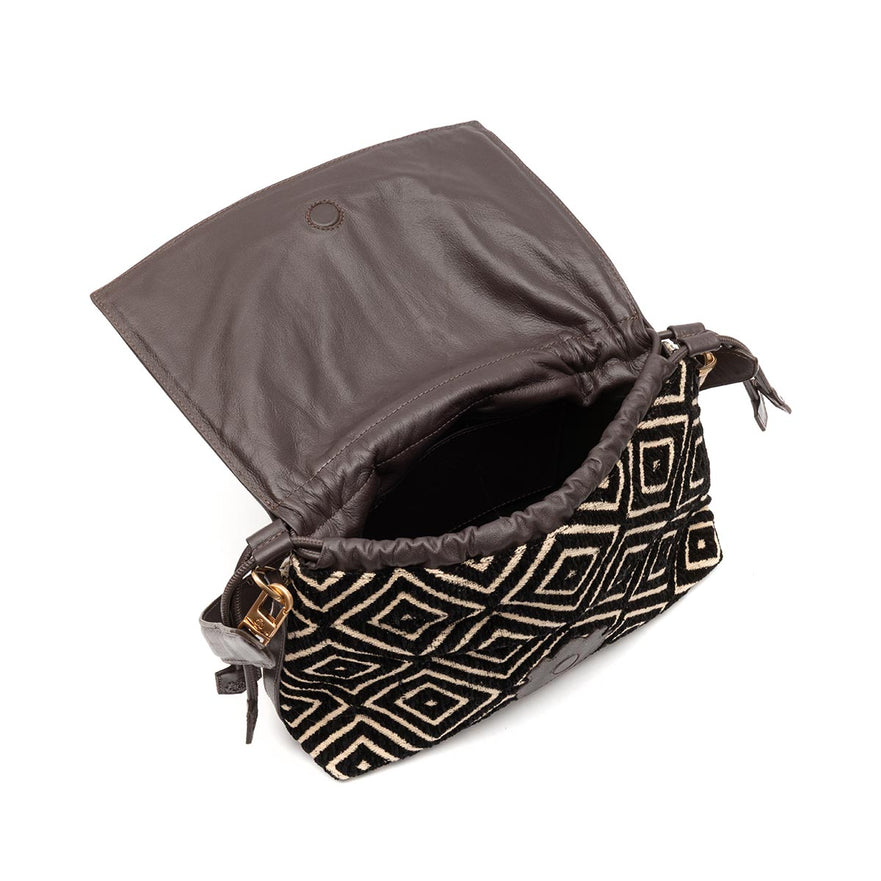 BOLSA FLAP MÉDIA TAPECARIA BORDADA