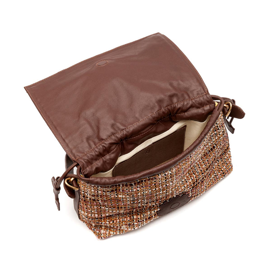 BOLSA FLAP MÉDIA TAPEÇARIA BORDADA PRETO