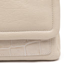 BOLSA FLAP PETRA MÉDIA COURO MARSHMALLOW